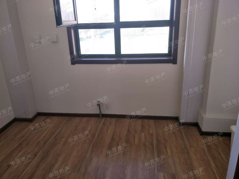 旭辉御景园 3室2厅1卫 客厅朝南 带飘窗