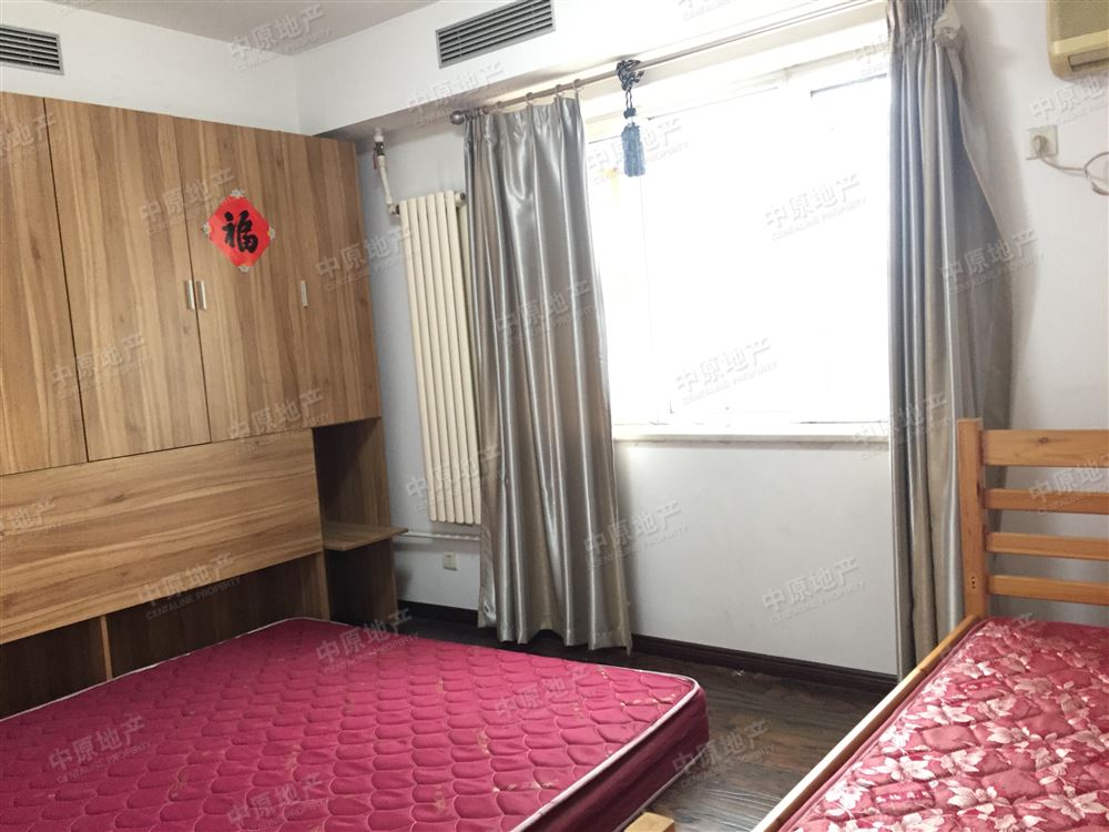 长华里 3室1厅1卫 客厅朝南 客厅带阳台